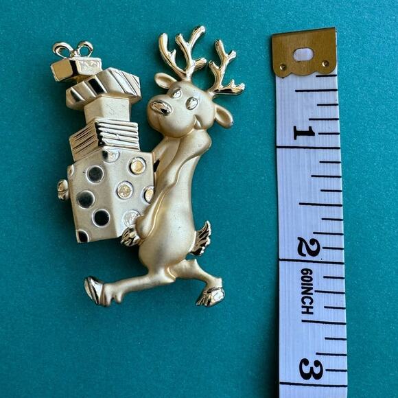 Vintage AJC Christmas Reindeer Carrying Gifts Matte Gold Tone Brooch Pin - Picture 6 of 7